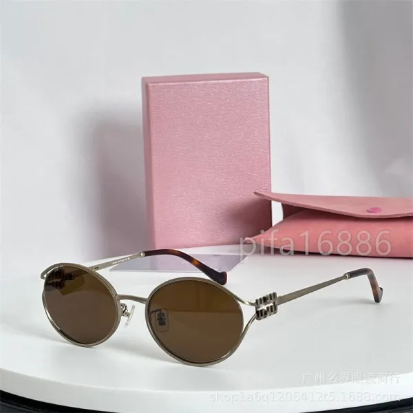 Design Round Frame Gradient Lens Sunglasses with Pink Case - 9