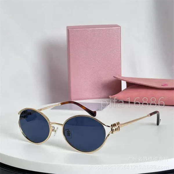 Design Round Frame Gradient Lens Sunglasses with Pink Case - 7