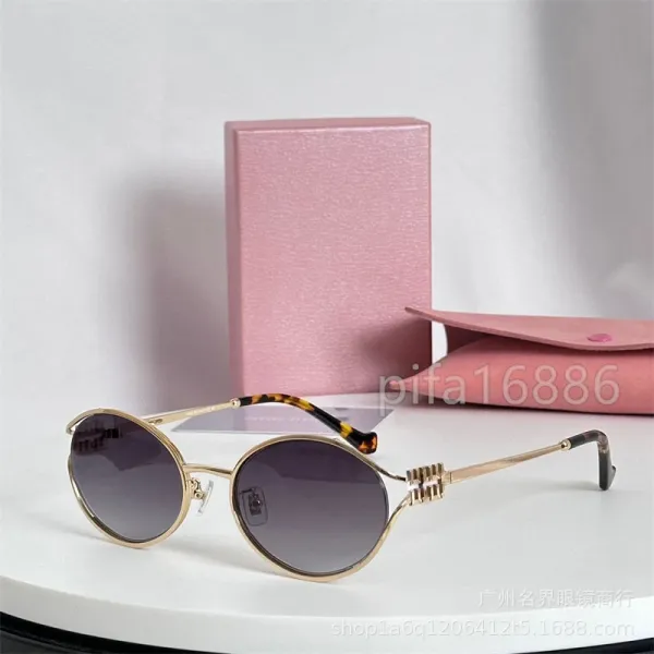 Design Round Frame Gradient Lens Sunglasses with Pink Case - 2