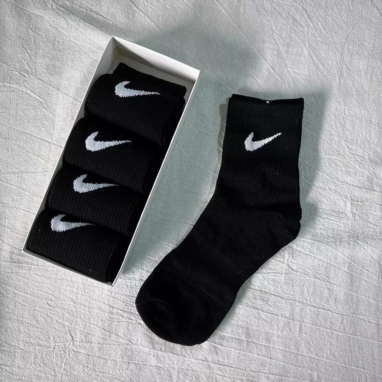 5 pares de meias em uma caixa