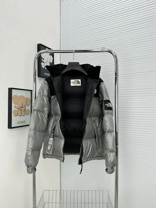 The North Face Down Jackets Color-blocked puffer jacket with stand collar product detail image 4