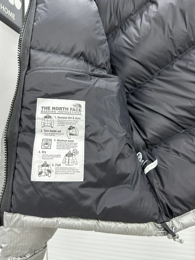 The North Face Down Jackets Color-blocked puffer jacket with stand collar product detail image 9