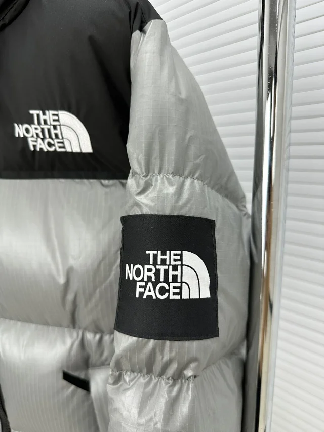 The North Face Down Jackets Color-blocked puffer jacket with stand collar product detail image 8