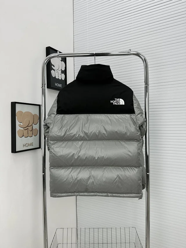 The North Face Down Jackets Color-blocked puffer jacket with stand collar product detail image 3