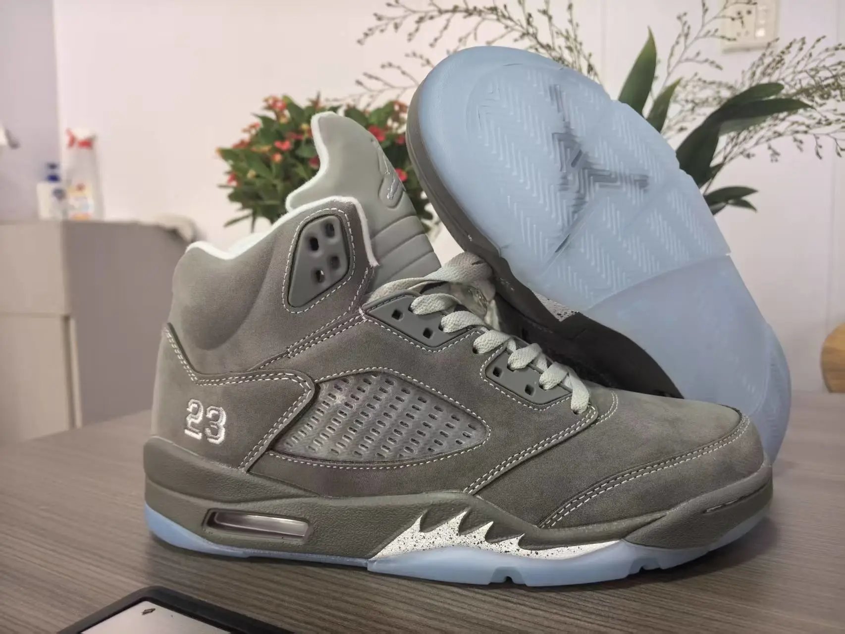 AJ5 - Grey Wolf