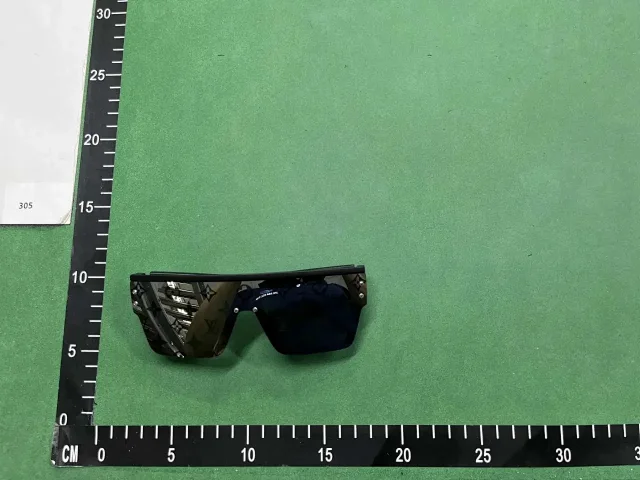 Louis Vuitton Eyewear Oversized shield sunglasses with LV monogram lenses product detail image 4