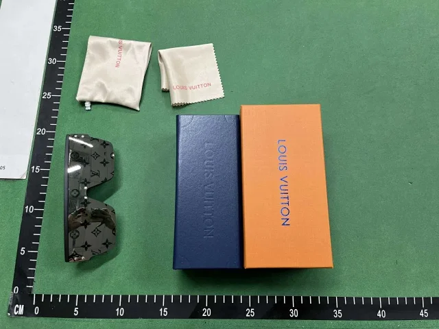 Louis Vuitton Eyewear Oversized shield sunglasses with LV monogram lenses product detail image 3