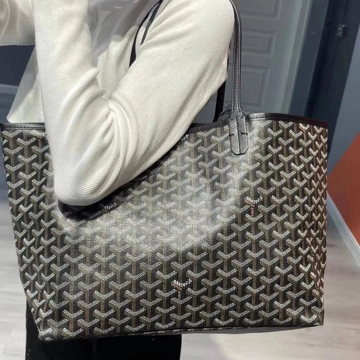 Women’s commuter bag – large capacity tote, shoulder bag, and underarm bag