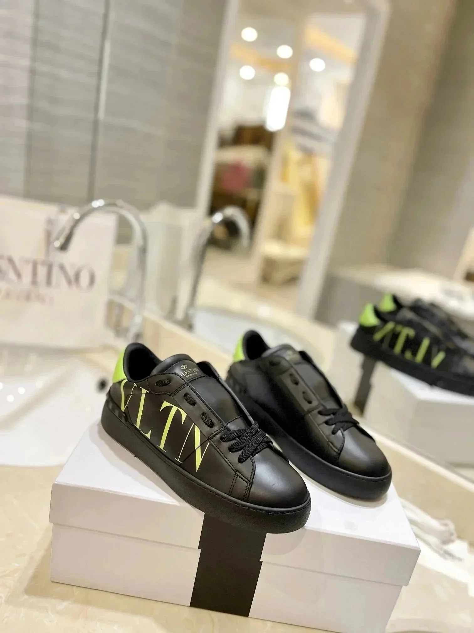 Valentino VLTN Black