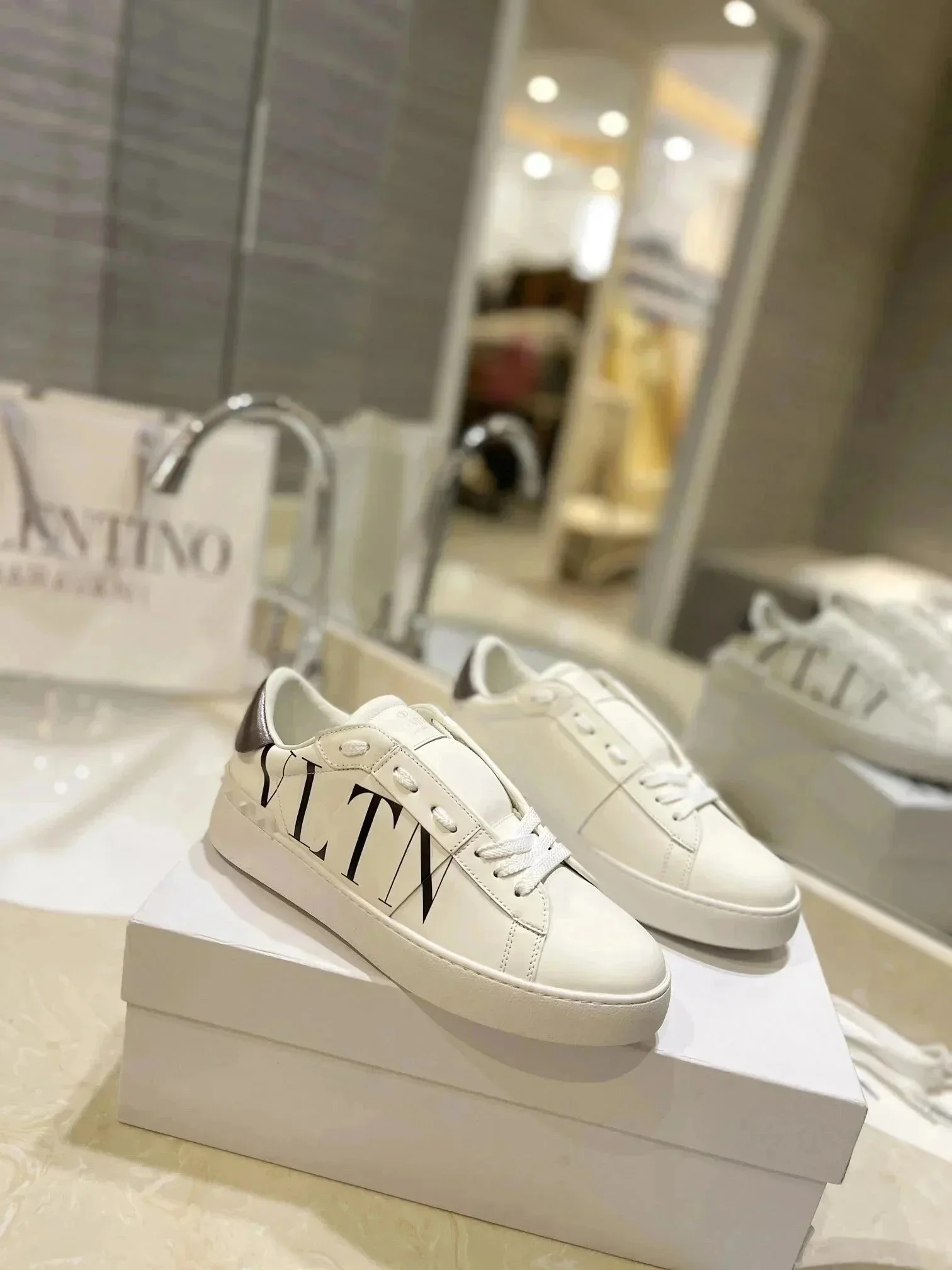 Valentino White Snea