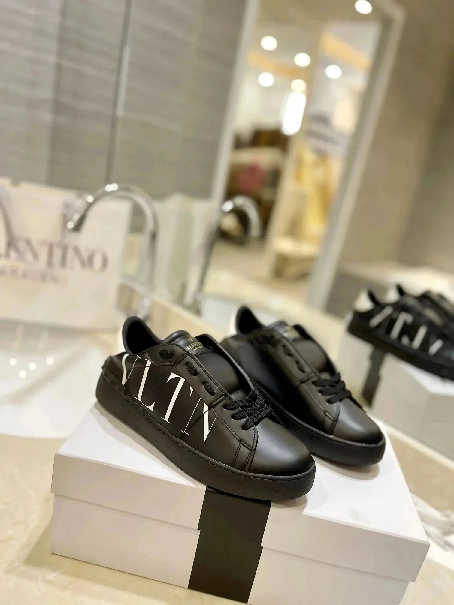 Valentino VLTN Black