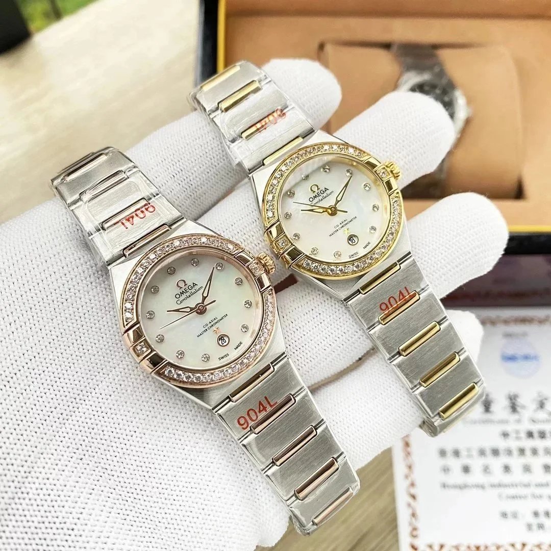 Diamond bezel, rose gold case, mother-of-pearl dial, steel bracelet