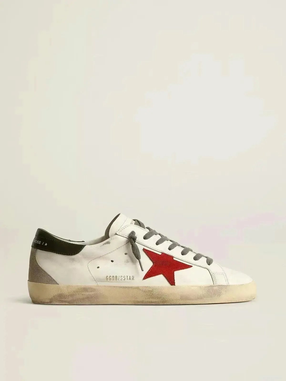 Dark Green Tail Red Star