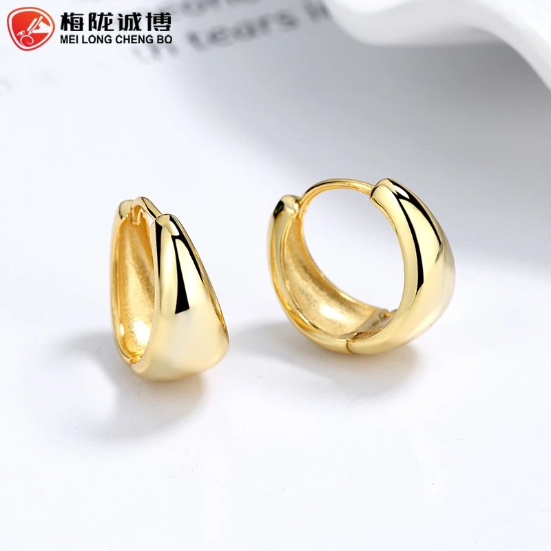 Mei Long Cheng Bo Gold Hoop Earrings T-Shirt