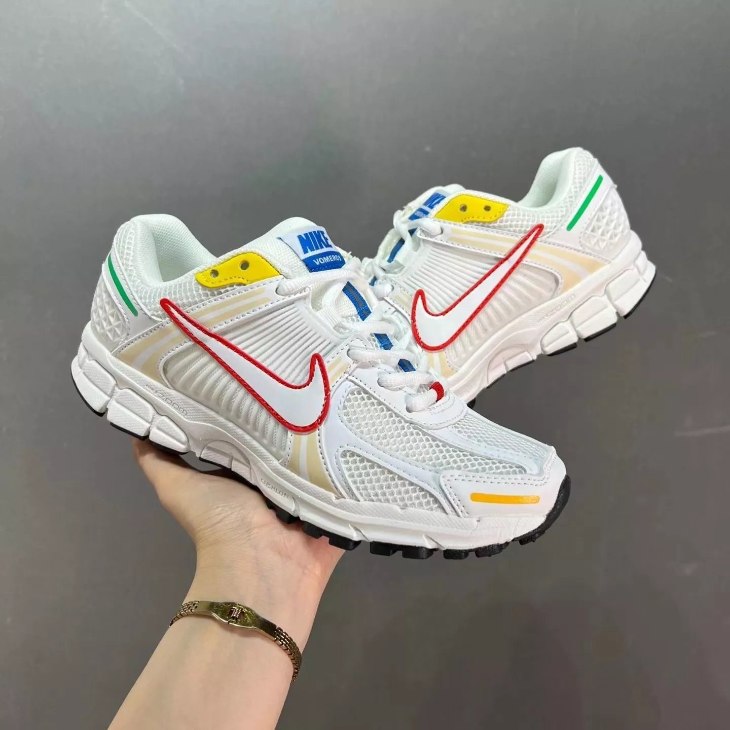 V5  公司级  米白红勾