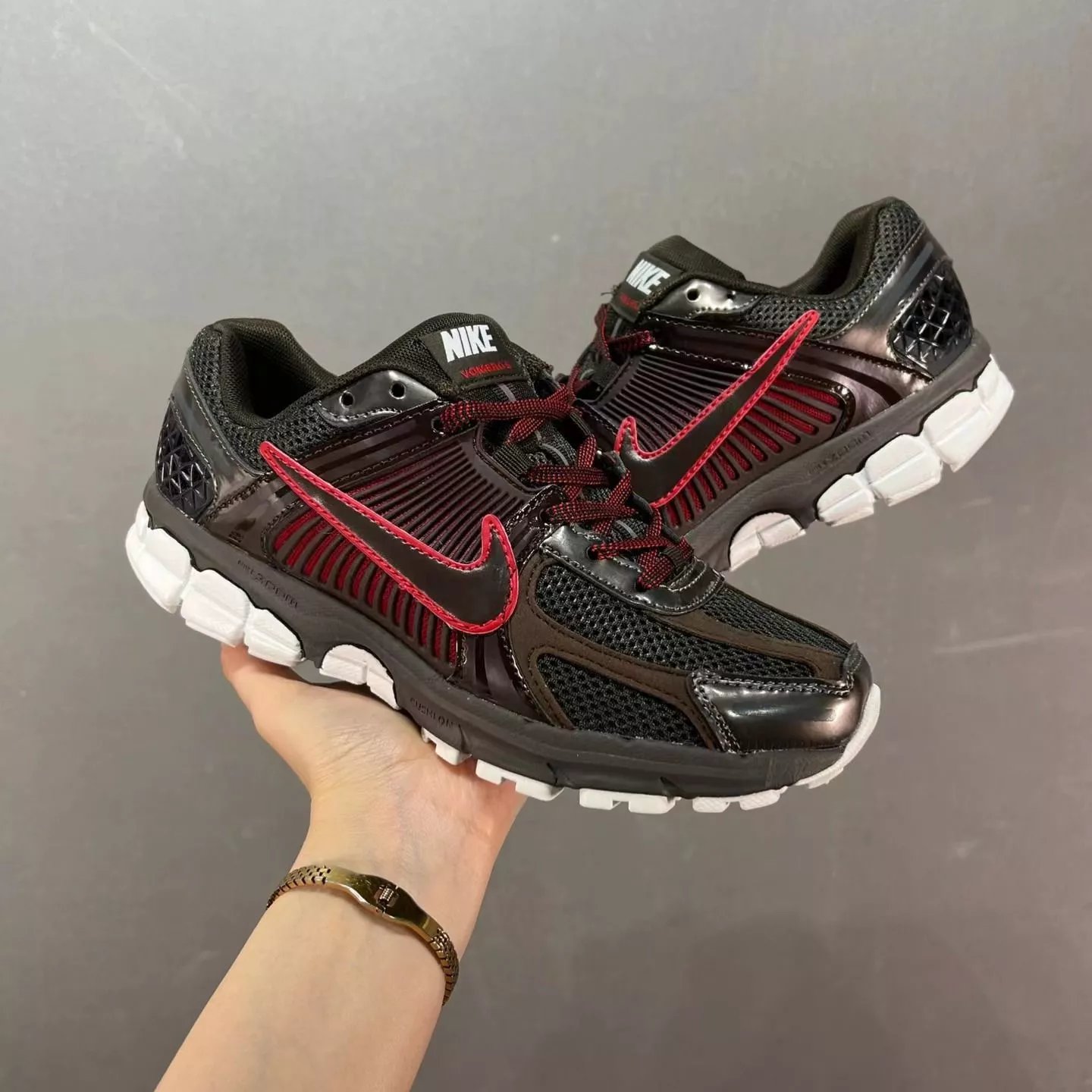 V5  公司级  黑棕红勾