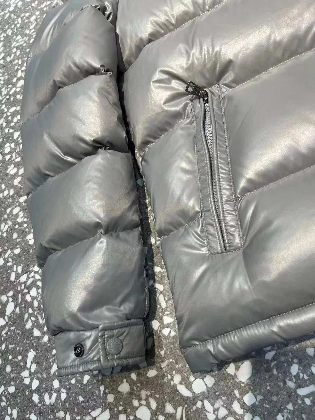 M羽绒服最高品质Whats app 86 152 0596 8861 11