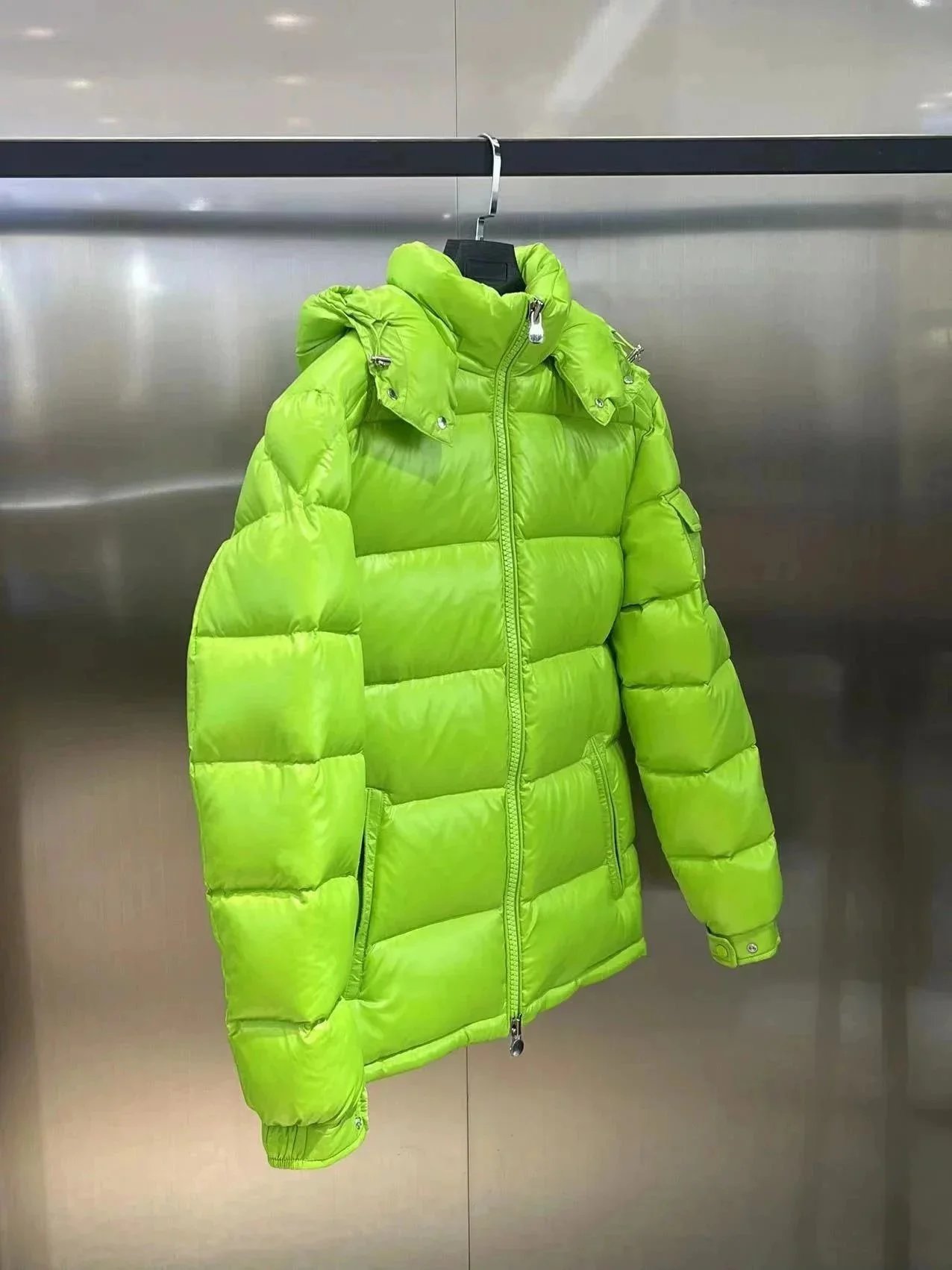 M羽绒服最高品质Whats app 86 152 0596 8861 15