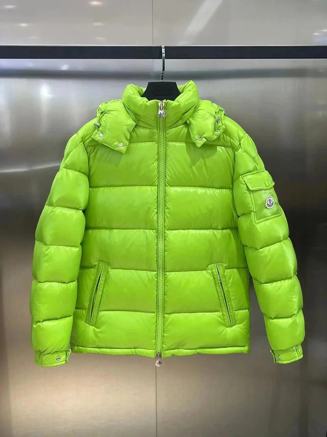 M羽绒服最高品质Whats app 86 152 0596 8861 14