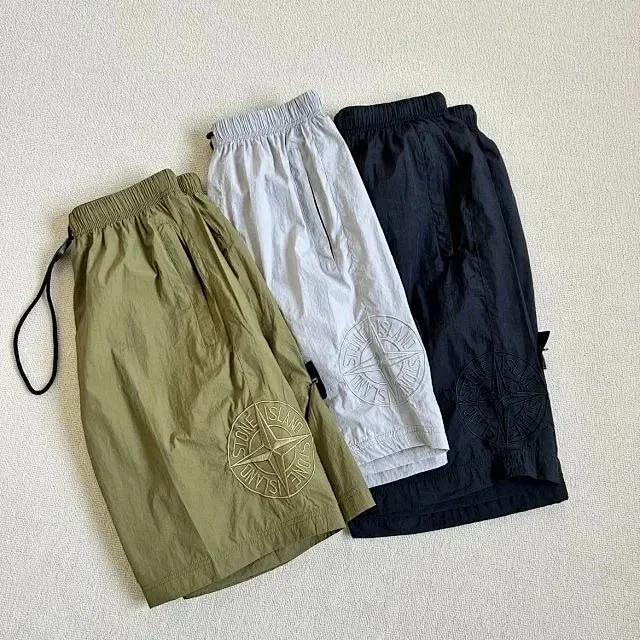 Stone Island Shorts Cargo with compass badge product detail image 15
