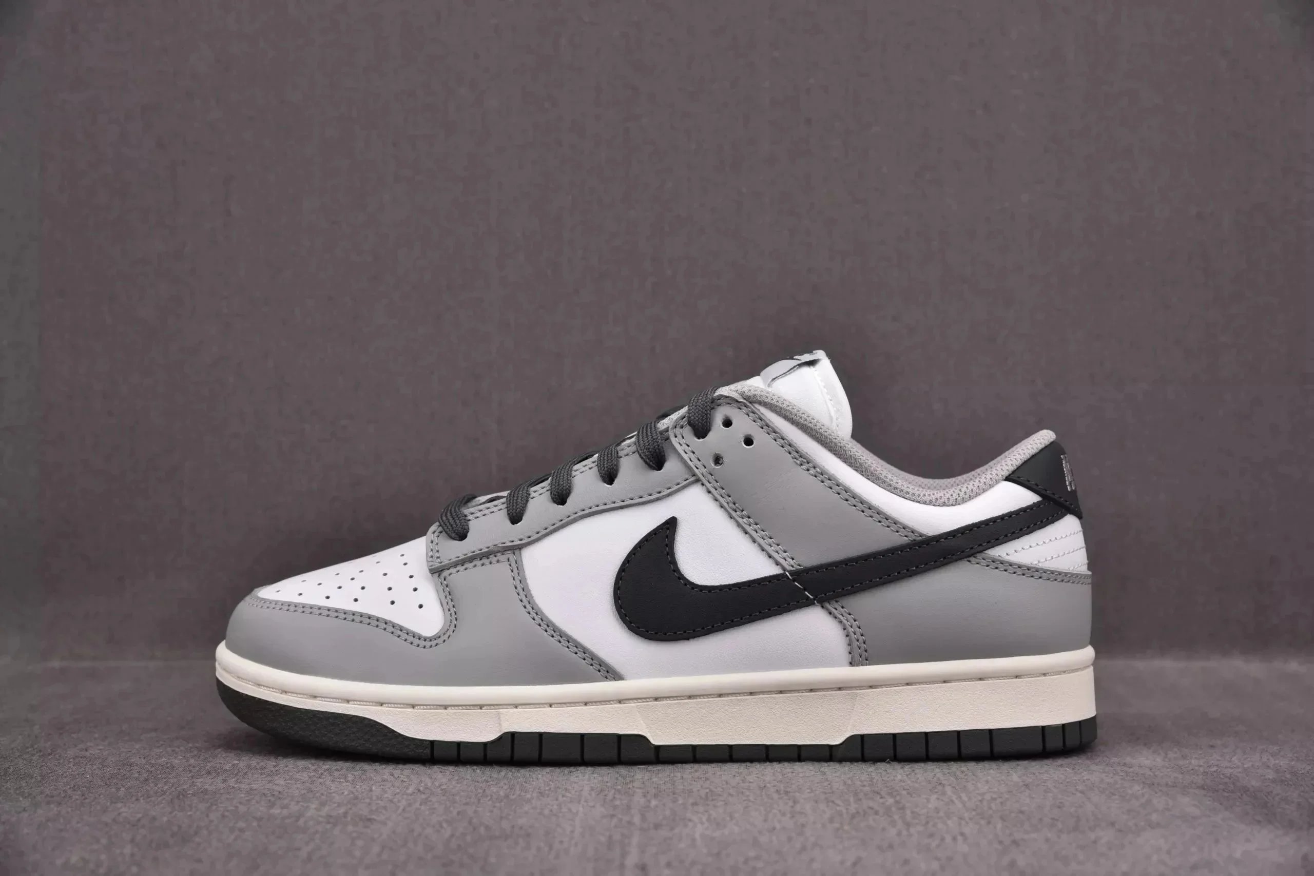 Low-Top Sports Shoes photo 7