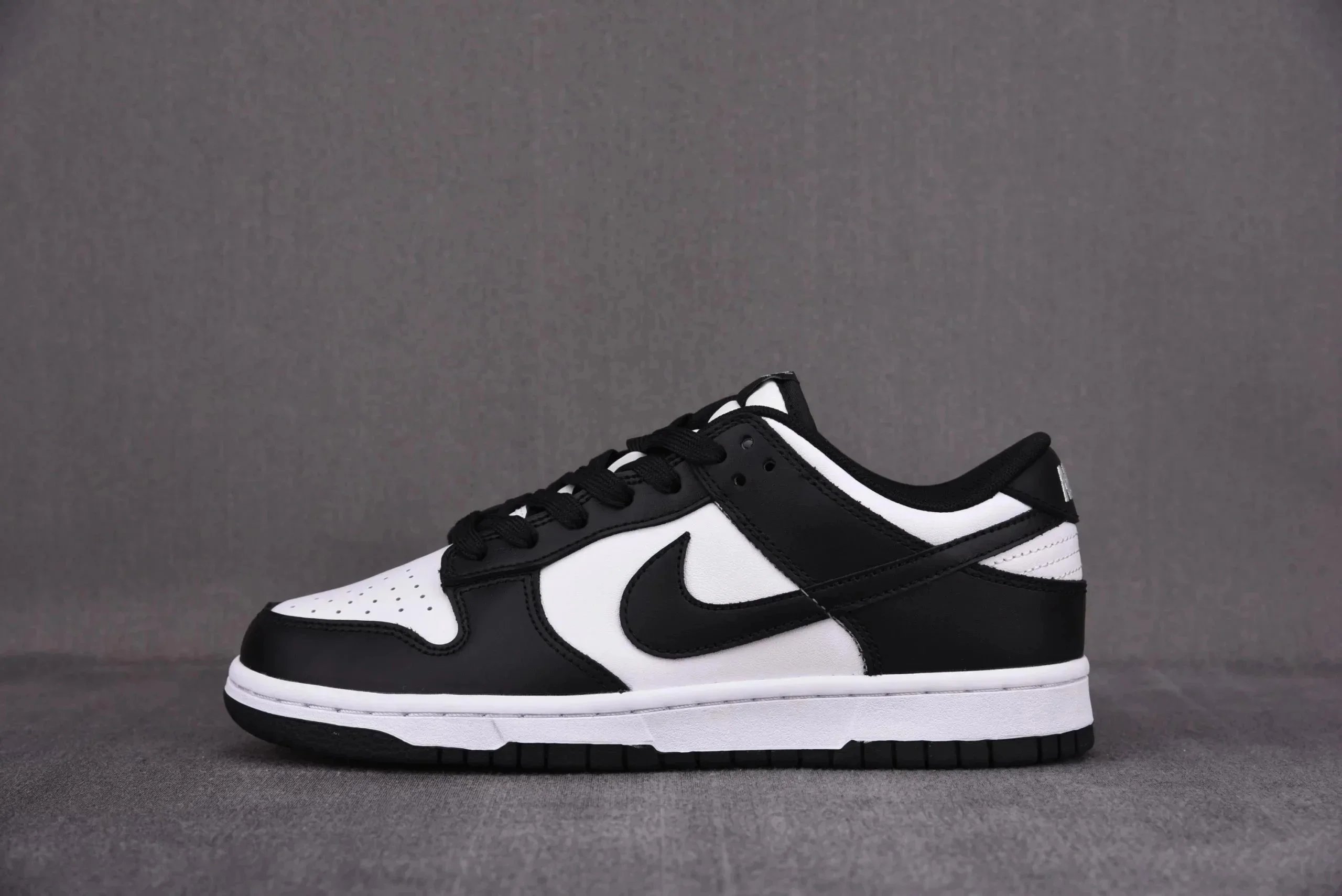 Low-Top Sports Shoes photo 2
