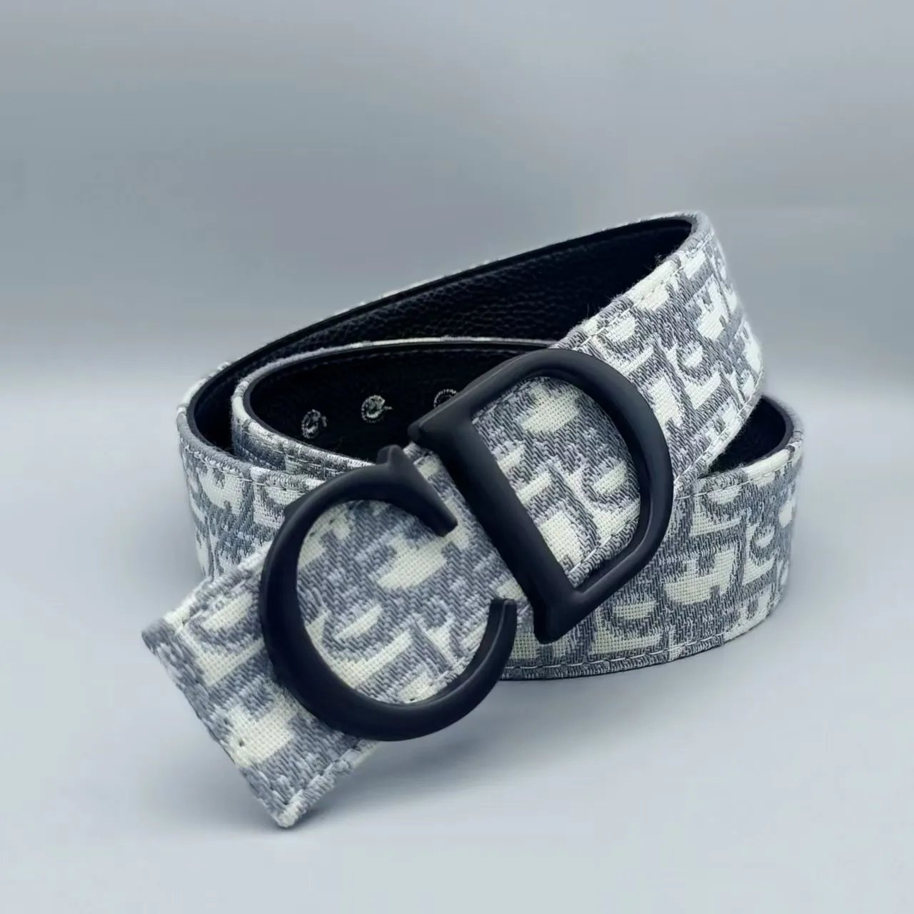 C家扣黑扣刺绣白色款