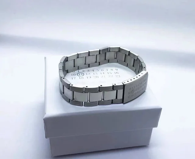 Unbranded Jewelry Number-Engraved Link Bracelet product detail image 1