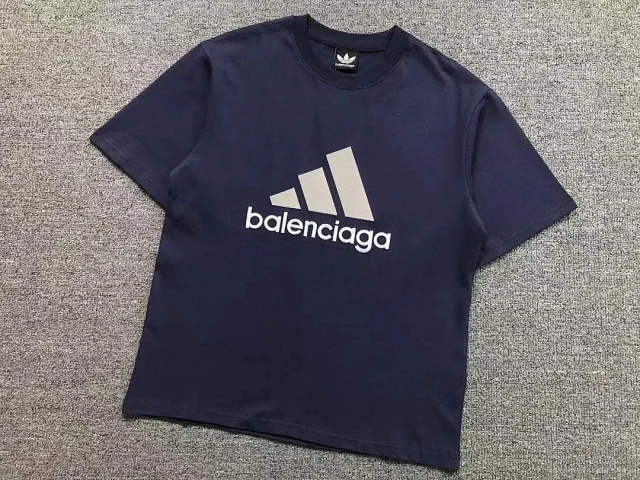 Balenciaga T-Shirts Short-Sleeve Three-Stripe Logo Graphic product detail image 3