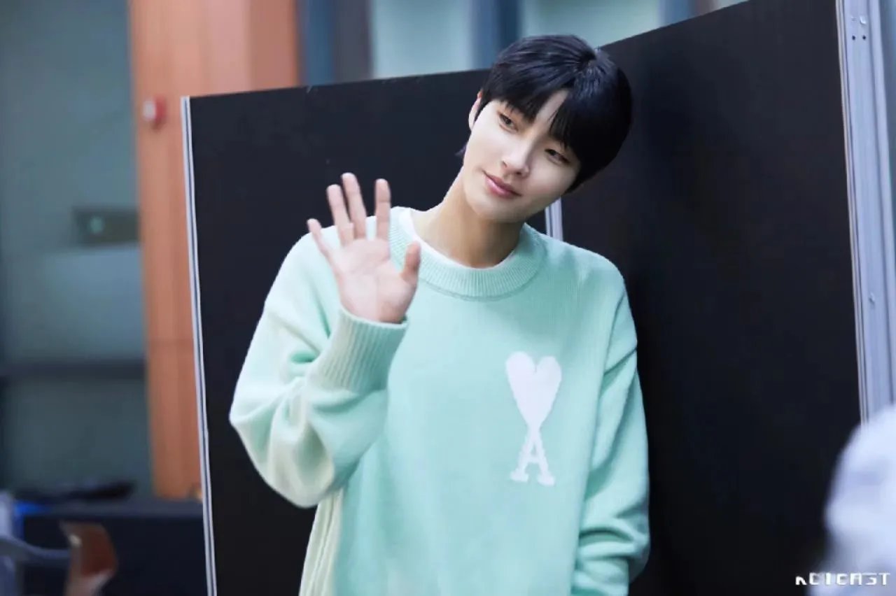Ami Paris Heart Logo Knit Sweater Off-White - 46