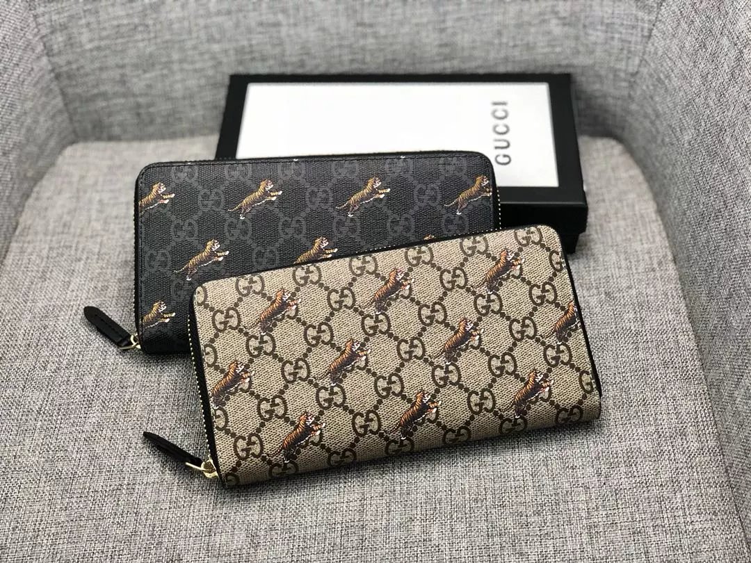 【产品名称 】：GUCCI  p185￥ 【产品型号 】：451273（小老虎） 【产品品质 】：原版 【产品材质 】：PVC 【产品规格 】：19.5*10*2.5 【产品颜 色】：咖啡 黑色 【产...