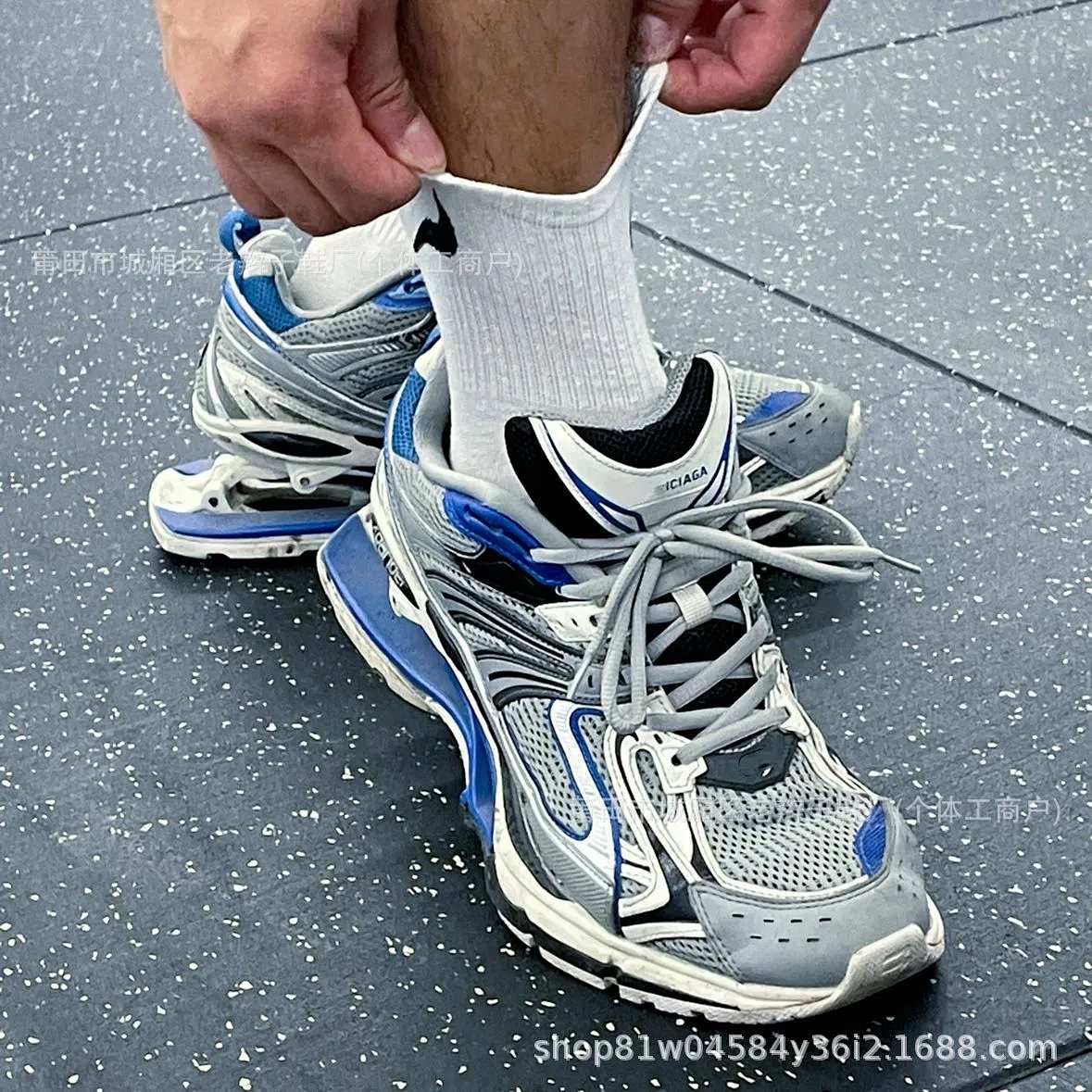 XPander Thick-Sole Floating Sneakers