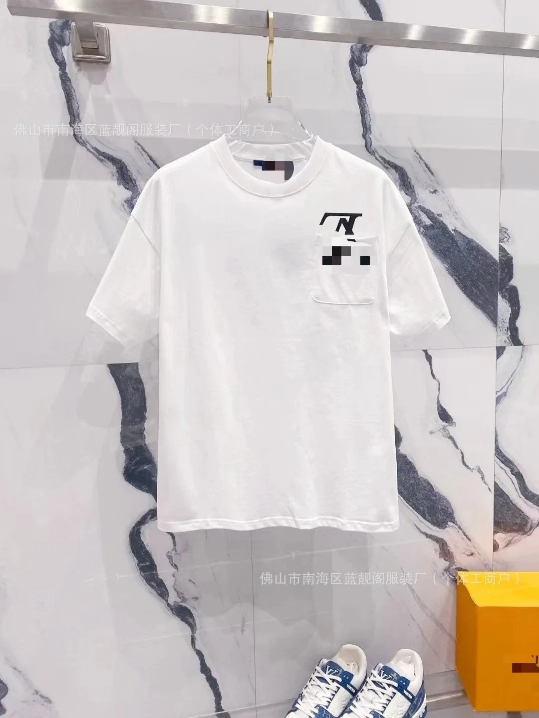 L11 White (With Pockets)