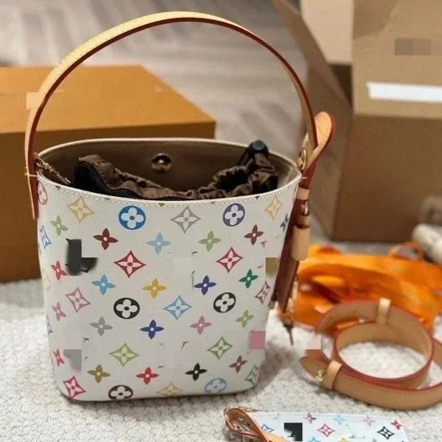 Louis Vuitton Shoulder Bags Multicolor Monogram Bucket Bag product detail image 3