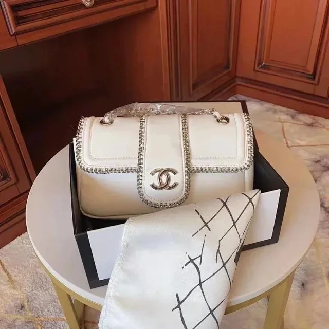 Chanel Shoulder Bags Chain-Trim Flap Bag product detail image 4