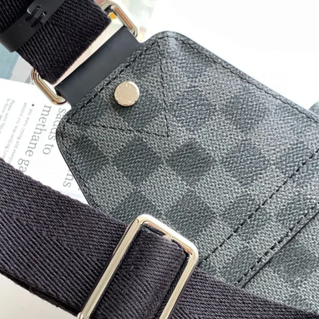 Men's 2025 Fashion Sling Bag Detail