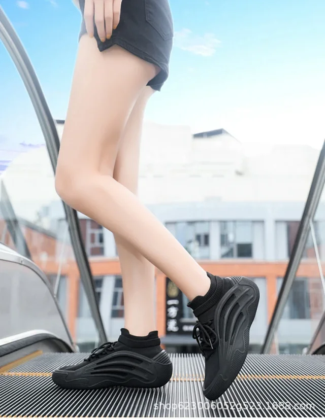 Lightweight Flyknit Women's Sneakers Detail
