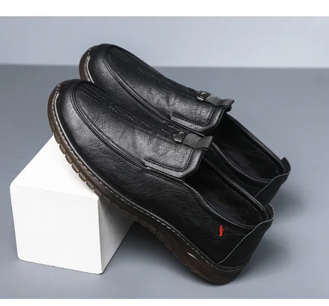 New Men's Slip-On Soft-Sole Leather Shoes Detail