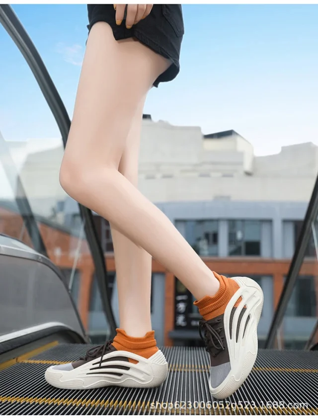 Lightweight Flyknit Women's Sneakers Detail