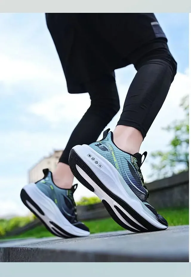 Men's Spring 2025 Knit Soft Lightweight Runner Style Detail