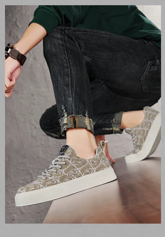 Men's Plus Size Embroidered Canvas Low-Tops Detail