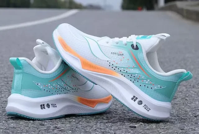 Men's Featherlight Cushioned Lifestyle Runner Detail