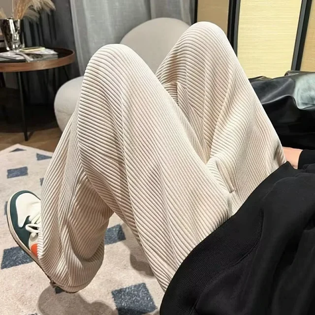 Men's Fleece-Lined Wide-Leg Sweatpants Detail