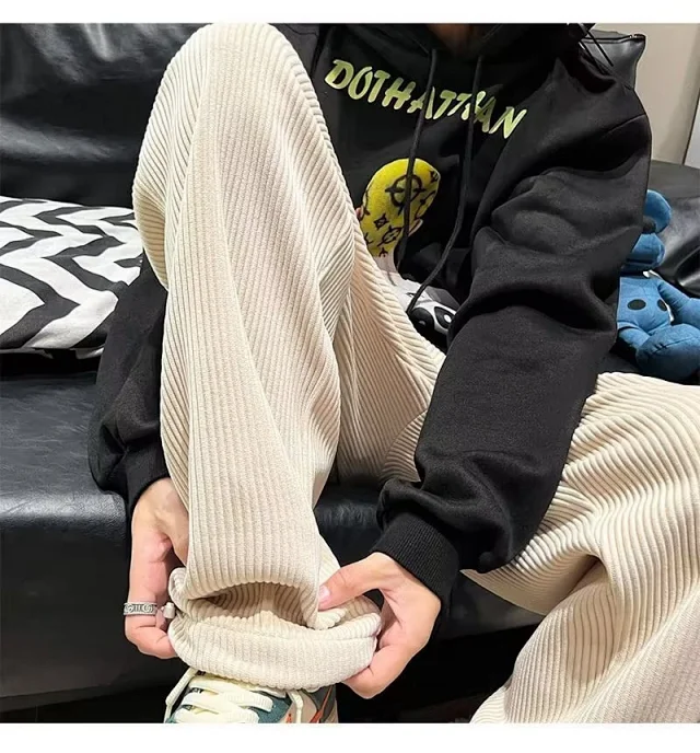 Men's Fleece-Lined Wide-Leg Sweatpants Detail