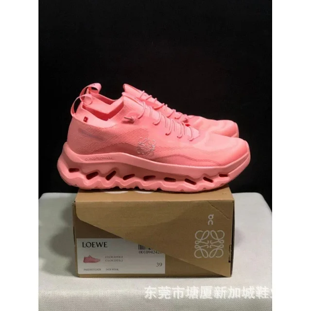 On CloudTilt Unisex Breathable Cushioned Sneakers Detail