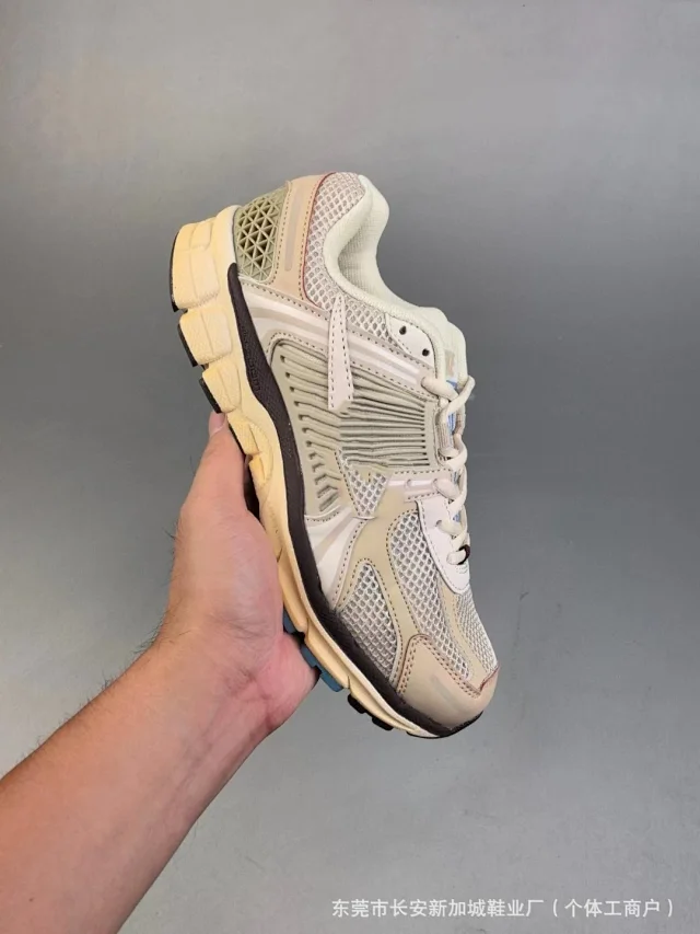 Nike Vomero 5 Low Retro Running Shoes Detail
