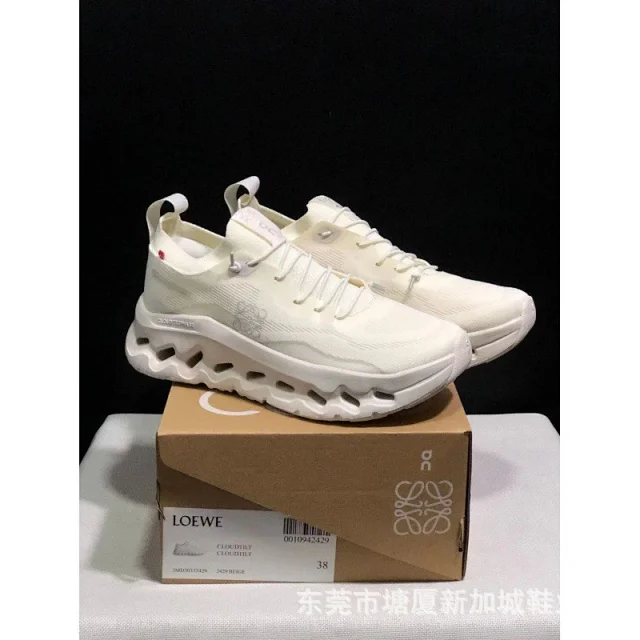 On CloudTilt Unisex Breathable Cushioned Sneakers Detail