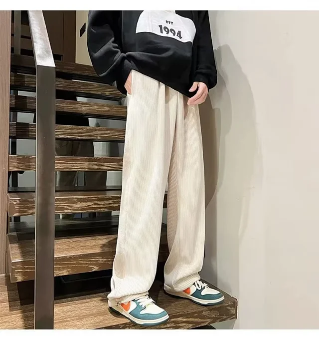 Men's Fleece-Lined Wide-Leg Sweatpants Detail