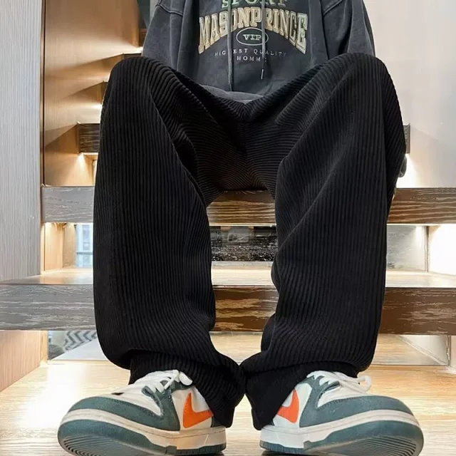 Men's Fleece-Lined Wide-Leg Sweatpants Detail