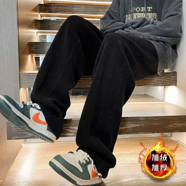 Men's Fleece-Lined Wide-Leg Sweatpants Detail